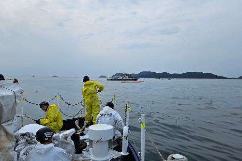 251030 태안해경, 충남 태안 목개도 인근 침몰선박 긴급 방제작업 5