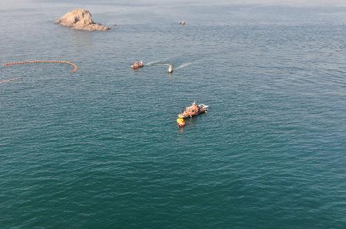 251030 태안해경, 충남 태안 목개도 인근 침몰선박 긴급 방제작업 7