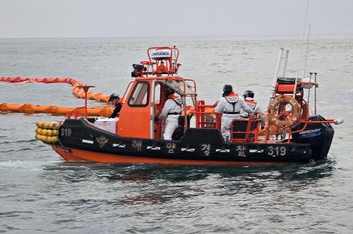 251030 태안해경, 충남 태안 목개도 인근 침몰선박 긴급 방제작업 2