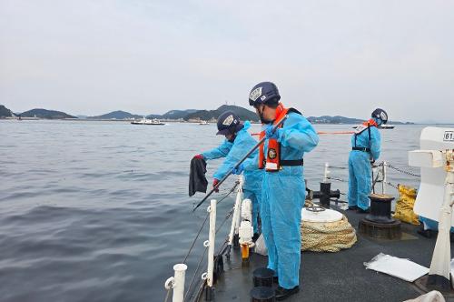251030 태안해경, 충남 태안 목개도 인근 침몰선박 긴급 방제작업 4