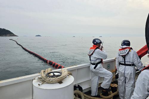 251030 태안해경, 충남 태안 목개도 인근 침몰선박 긴급 방제작업 6
