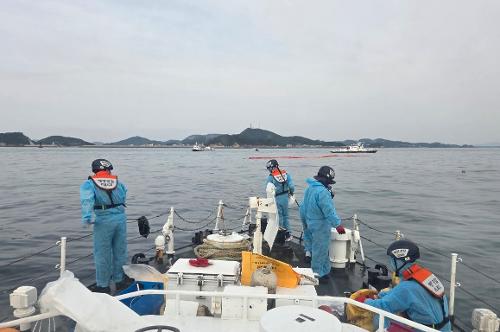 251030 태안해경, 충남 태안 목개도 인근 침몰선박 긴급 방제작업 3