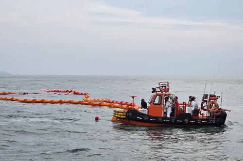 251030 태안해경, 충남 태안 목개도 인근 침몰선박 긴급 방제작업