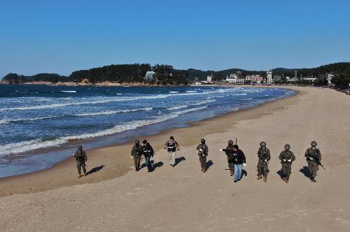 251201 태안해경, 유관기관 해양 마약류 유입 차단 합동 수색 4