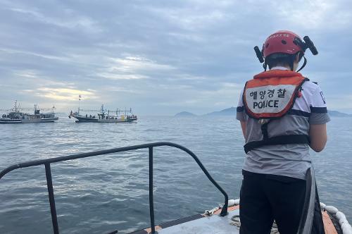 (230527)통영해경,통영시 좌사리도 인근 좌초선박 구조 사진2