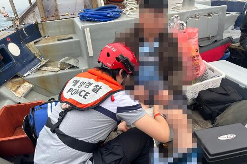 (230527)통영해경,통영시 좌사리도 인근 좌초선박 구조 사진3