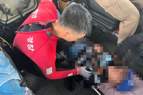 (230527)통영해경,통영시 좌사리도 인근 좌초선박 구조 사진1