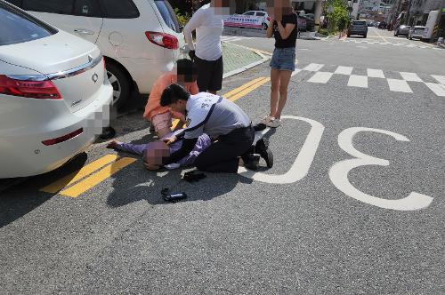 (230605)통영해경_ 길바닥 쓰러진 응급환자 구조 사진1