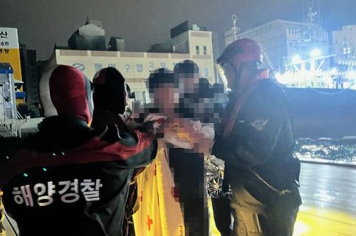 (250410)통영해경, 통영시 동호항 익수자 구조 사진3
