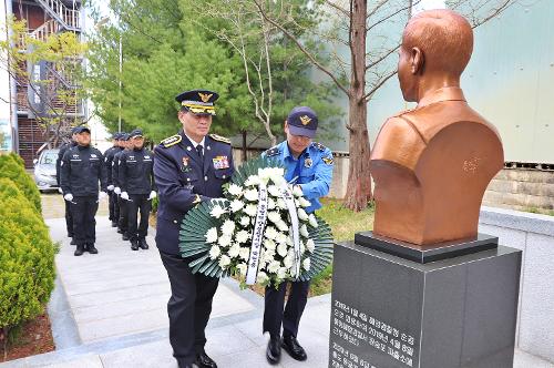 (250414)통영해경, 박현용 서장 바다의 별이된 故 정호종 경장 흉상 찾아 사진1