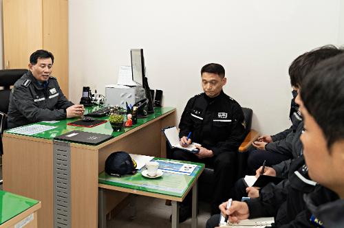 (250417)통영해양경찰서장, 구조거점 욕지출장소 치안현장 점검 사진2