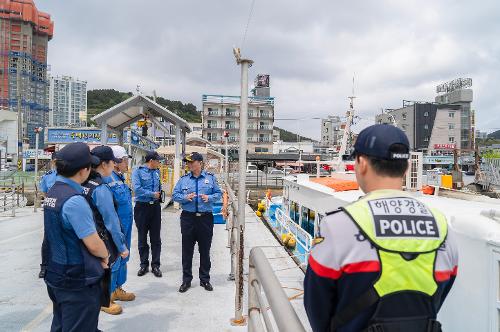 (250502)통영해양경찰서장, 봄 행락철 다중이용선박 현장점검 실시 사진1