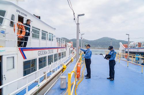 (250502)통영해양경찰서장, 봄 행락철 다중이용선박 현장점검 실시 사진2