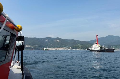(250513)통영해경, 통영 안정항 인근 해상 좌초선박 구조 사진2