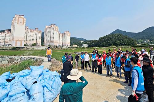 (250528)통영해경, 제30회 바다의 날 기념 지역사회와 함께 해안정화활동 전개 사진2