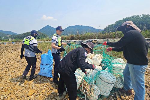 (250528)통영해경, 제30회 바다의 날 기념 지역사회와 함께 해안정화활동 전개 사진1