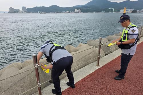 (250716)통영해경, “안전 스티커가 보이면 주의하세요!” 위험지역 안전주의 스티커 부착 나서 사진3
