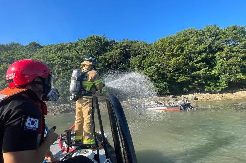 (250731)통영해경, 거제시 탑포항 화재선박 대응 사진2