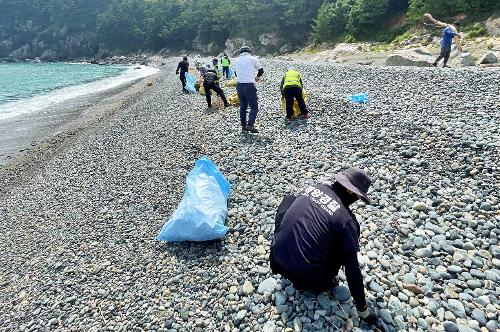 (250807)통영해경, 집중호우로 인한 해양쓰레기 수거 활동 전개 사진2
