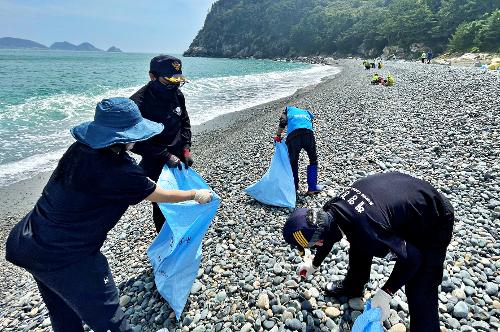 (250807)통영해경, 집중호우로 인한 해양쓰레기 수거 활동 전개 사진1