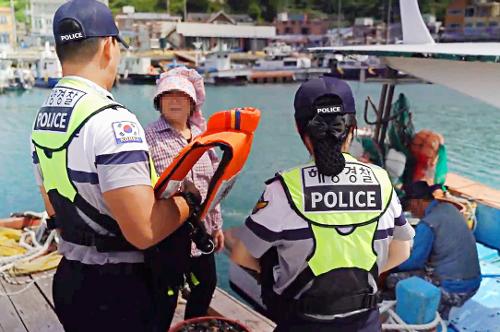 (251015) 통영해경, “구명조끼로 소중한 생명 지키세요!” 1
