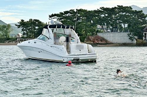 (251015)통영해경, 해간도 인근 저수심 해역서 모터보트 좌초... 신속구조 2