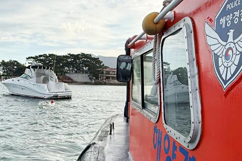 (251015)통영해경, 해간도 인근 저수심 해역서 모터보트 좌초... 신속구조 1