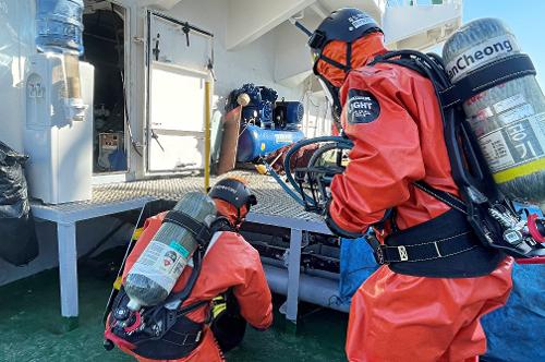 (251111)통영해경,유해화학물질 유출사고 대응 ‘실전 리허설’ 1