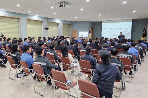 (251128)‘서장이 아닌 강사로’...통영해경서장, 직원 대상 강연 2