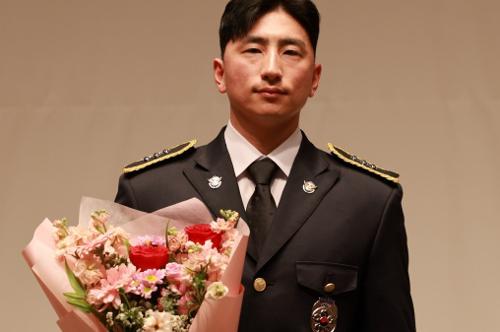 (1.2.) 구조대 강병모 경장, 영예로운 제복상 대상 수상 1