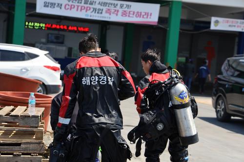 220514 울산해경-한국해양구조협회 방어진항 수중정화활동 사진5