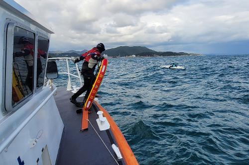 221029 울산해경, 기장 동암항 인근해상 표류 카약 레저객 긴급구조 사진2