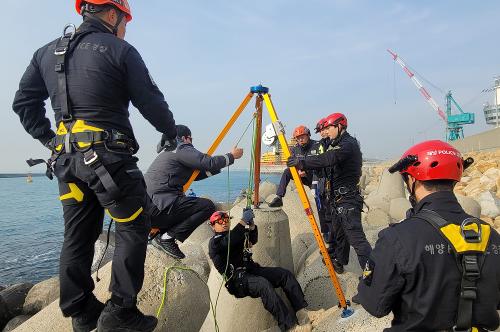 230208 울산해경, 구조대 방어진파출소 합동 해상추락자 구조 훈련 실시 사진1