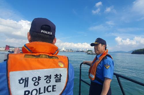 230922-(포토뉴스) 여수해경, 가을 행락철 낚시어선 조업현장 점검에 나서...