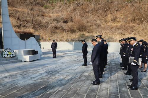 240102-여수해경, 갑진년(甲辰年) 새해 충혼탑 참배로 더욱 더 안전한 바다 약속 사진1