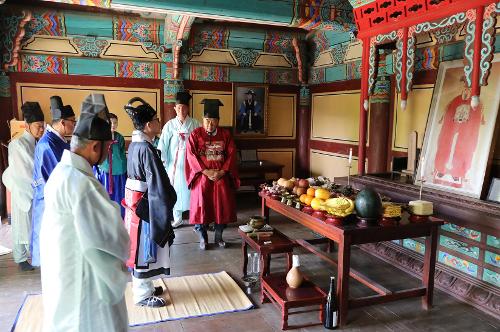250428_김기용 여수해경서장 충민사서 이순신 장군 탄신 480주년 기념 제례 엄수 사진2