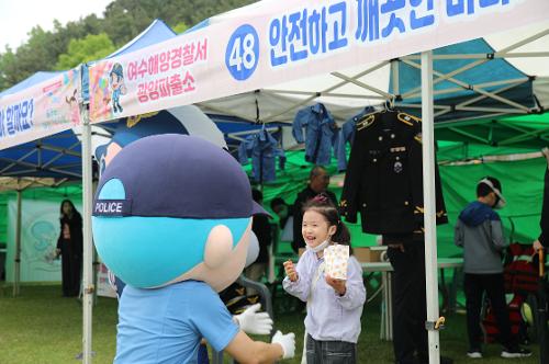 250503-우리 아이 바다 안전 첫걸음... 광양시 어린이날 기념 행사 홍보 부스 운영 사진1