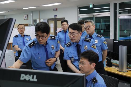 250521-여수해경서장, 해상교통 관제현장 점검… “혼잡 해역 안전 확보 총력” 사진2