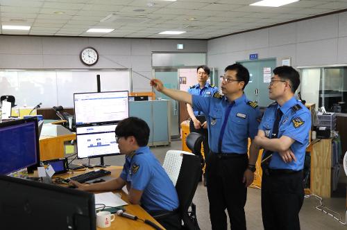 250521-여수해경서장, 해상교통 관제현장 점검… “혼잡 해역 안전 확보 총력” 사진1