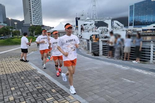 250814-여수해경, 해양주권 수호 다짐하며 8.15km 뜨겁게 달렸다 사진3