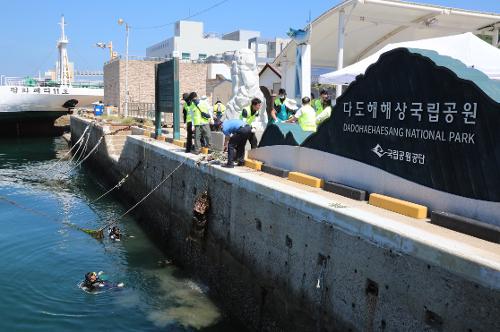 250904-여수해경, 거문도 찾아가는 이동민원실 운영... 민·관 합동 봉사활동 전개 사진4