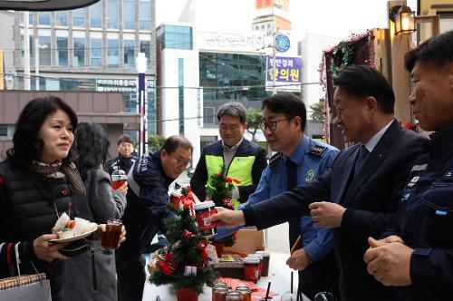 251223-해양재난구조대의 날 1주년, 커피트럭으로 전해진 감사의 마음 2